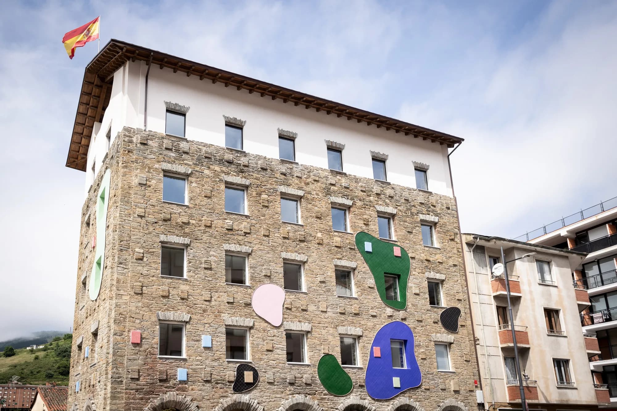 Fachada del Hotel Truita en Cangas del Narcea, el edificio de Gómez del Collado renacido
